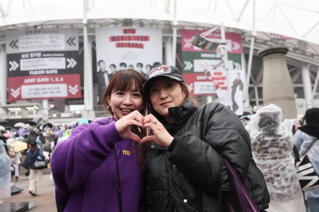 ARMYs pose for a photo before attending BTS WORLD TOUR ARIRANG IN GOYANG at Goyang Sports Complex in Daehwa-dong Ilsanseo-gu Goyang Gyeonggi Province April 9 2026 AJP Han Jun-gu