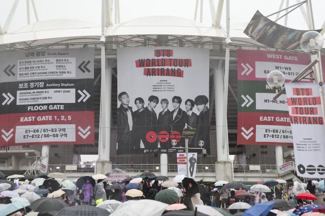 Fans wait to enter BTS WORLD TOUR ARIRANG IN GOYANG at Goyang Sports Complex in Ilsanseo-gu Goyang Gyeonggi Province April 9 2026 AJP Han Jun-gu