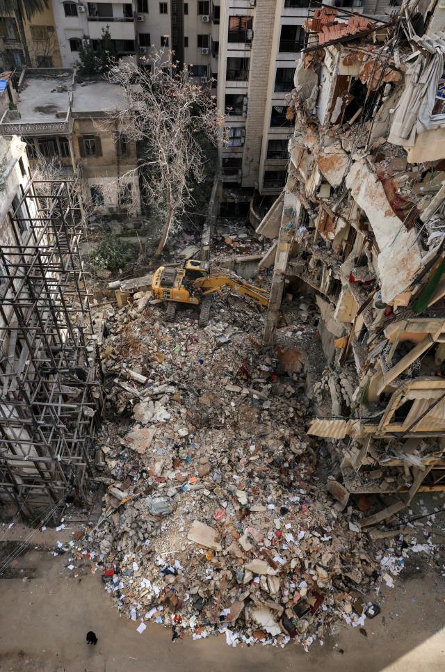 Heavy machinery operates at the site of an Israeli strike carried out on Wednesday in Ain Al Mraiseh in Beirut Lebanon April 9 2026 as Israeli attacks continued despite ceasefire REUTERSYonhap