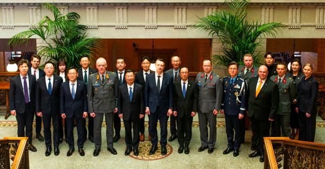 손재일 한화에어로스페이스 대표이사오른쪽가 올리 루투 핀란드 국방부 자원정책국장왼쪽에게 기념품을 전달하고 있다