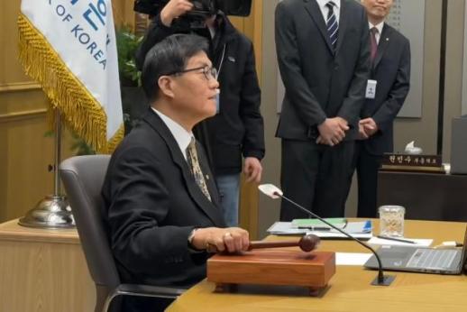 [금통위 스케치] 이창용 마지막 회의…선물 안 갖고 오니 섭섭