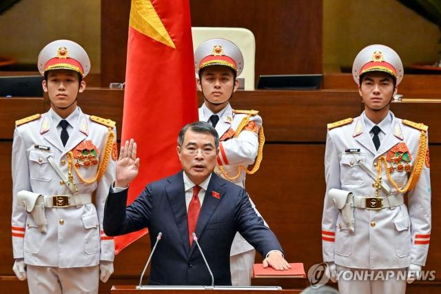 Tân Thủ tướng Việt Nam Lê Minh Hưng

Hà Nội AFPYonhap – Ngày 7 giờ địa phương tại Quốc hội ở Hà Nội tân Thủ tướng Lê Minh Hưng đã tuyên thệ nhậm chức