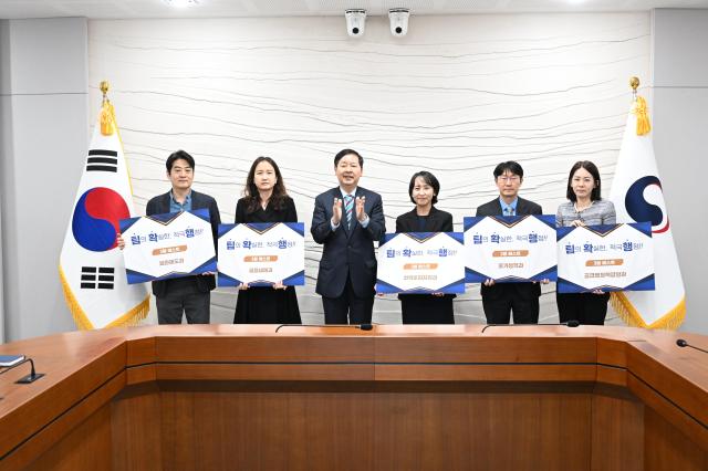 
구윤철 부총리 겸 재정경제부 장관이 4월 9일 정부세종청사에서 열린 재정경제부 소확행소소하지만 확실한 적극행정팀확행팀단위 확실한 적극행정 시상식에서 팀확행 포상 부서 담당자들과 기념사진을 찍고 있다왼쪽부터 이희곤 외환제도과장 박은영 금융세제과장 구윤철 부총리 유예림 전략투자지원과장 민경신 물가정책과장 윤정주 공급망정책담당관사진재경부
