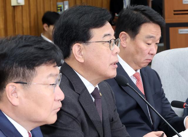 송언석 국민의힘 원내대표가 10일 국회에서 열린 원내대책회의에서 발언하고 있다 왼쪽은 정점식 정책위의장 오른쪽은 정희용 사무총장 사진연합뉴스