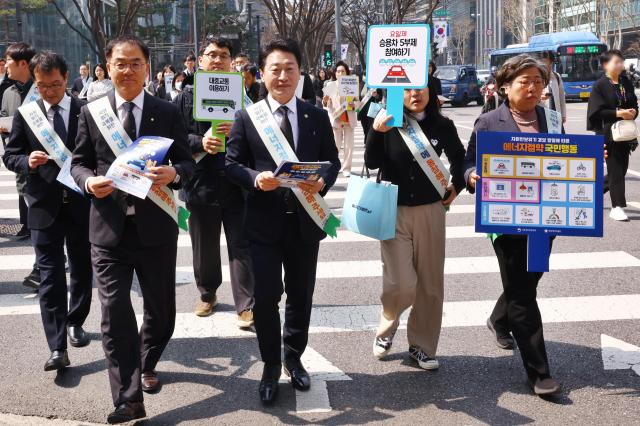 이호현 기후에너지환경부 2차관이 지난달 서울 강남구 테헤란로에서 에너지절약 거리 캠페인을 하고 있다 사진연합뉴스