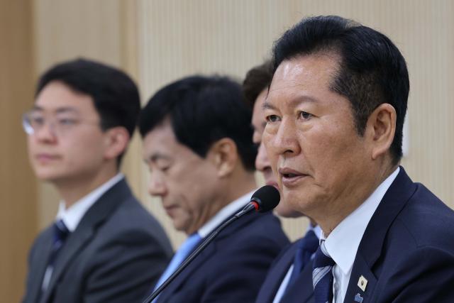 더불어민주당 정청래 대표가 10일 전남 담양농협 본점에서 열린 현장 최고위원회의에서 발언하고 있다사진연합뉴스