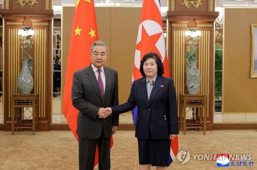 Ngoại trưởng Triều Tiên – Trung Quốc nhất trí tăng cường trao đổi chiến lược và hợp tác… báo hiệu phối hợp chặt chẽ hơn trong chính sách đối ngoại