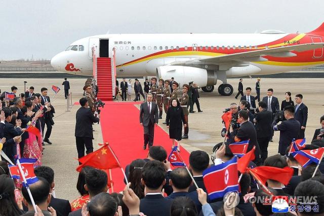 Bình Nhưỡng KCNAYonhap – Hãng Thông tấn Trung ương Triều Tiên ngày 10 đưa tin Ngoại trưởng Trung Quốc Vương Nghị đã đến Bình Nhưỡng vào ngày 9
Theo đó Ngoại trưởng Triều Tiên Choe Son Hui đã ra sân bay quốc tế Bình Nhưỡng đón ông Wang Yi và đoàn tháp tùng 1042026
Chỉ sử dụng trong lãnh thổ Hàn Quốc Cấm phát hành lại
