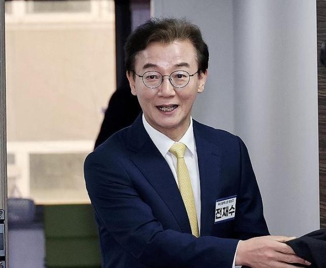 6·3 지방선거 부산시장에 도전하는 전재수 더불어민주당 의원이 지난달 17일 서울 영등포구 여의도 더불어민주당 중앙당사에서 열린 광역단체장 후보 면접에 입장하고 있다 사진연합뉴스