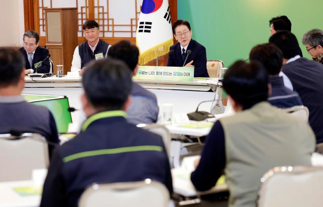 이재명 대통령이 10일 청와대에서 민주노총 초청간담회를 주재하고 있다 사진연합뉴스