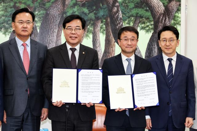 더불어민주당 한병도 원내대표와 국민의힘 송언석 원내대표가 10일 국회에서 2026년도 제1회 추가경정예산안 합의문에 서명한 뒤 기념사진을 찍고 있다 왼쪽부터 국민의힘 유상범 원내운영수석부대표 송 원내대표 더불어민주당 한병도 원내대표 천준호 원내운영수석부대표사진연합뉴스