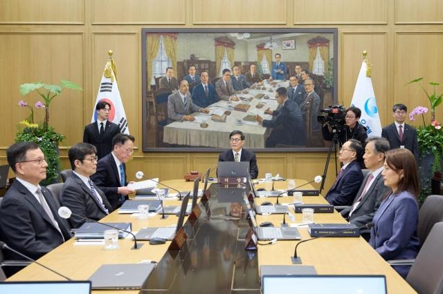 10일 오전 한국은행 금융통화위원회 통화정책방향회의에서 금통위원들이 사진을 찍고 있다 사진한은