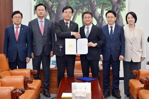 朝野双方就政府补充预算案达成一致 3256万人有望获油价补贴