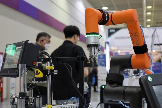 Hundreds of booths showcase latest tech convergence at expo in southern Seoul