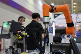 Hundreds of booths showcase latest tech convergence at expo in southern Seoul