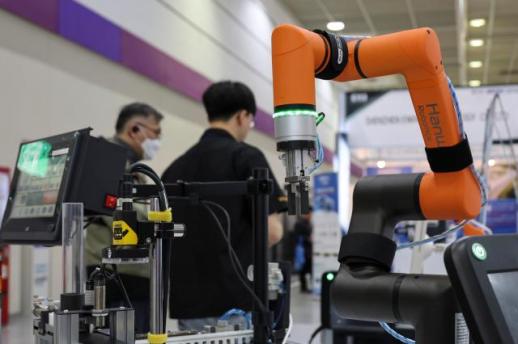 Hundreds of booths showcase latest tech convergence at expo in southern Seoul