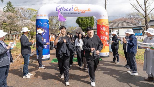 산행을 출발하는 학생들을 격려하는 류완하 총장오른쪽 두 번째과 교무위원 사진동국대학교 WISE캠퍼스
