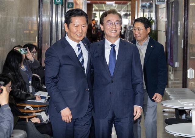 더불어민주당 정청래 대표왼쪽가 10일 국회에서 6ㆍ3 지방선거 민주당 부산시장 후보로 확정된 전재수 의원과 만나 당 대표실로 이동하고 있다사진연합뉴스