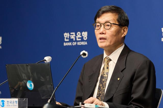 BOK opts strategic patience, swan-song warning on housing