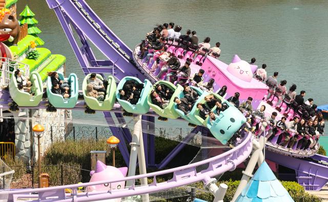 8일 오전 서울 송파구 롯데월드 어드벤처에 새롭게 마련된 메이플 아일랜드 존에서 관람객들이 즐거운 시간을 보내고 있다 20260408사진유대길 기자 dbeorlf123ajunewscom