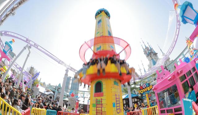 8일 오전 서울 송파구 롯데월드 어드벤처에 새롭게 마련된 ‘메이플 아일랜드 존’에서 관람객들이 즐거운 시간을 보내고 있다 20260408사진유대길 기자 dbeorlf123ajunewscom