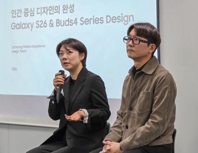  이지영 삼성전자 디자인팀 상무와 송준용 그룹장이 9일 서울 중구 태평로빌딩 기자실에서 열린 미디어브리핑에서 질문에 답을 하고 있다 사진연합뉴스