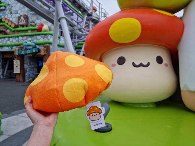 메이플 스토어에서 판매중인 굿즈들 특히 버섯모양 모자가 관람객들에게 큰 인기를 끌고 있다 사진롯데월드