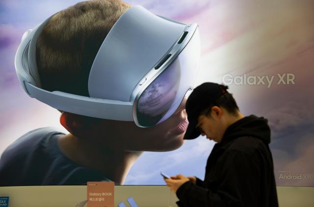 A South Korean man visits a Samsung Electronics store gallery in Seoul South Korea April 7 2026 EPA-Yonhap 