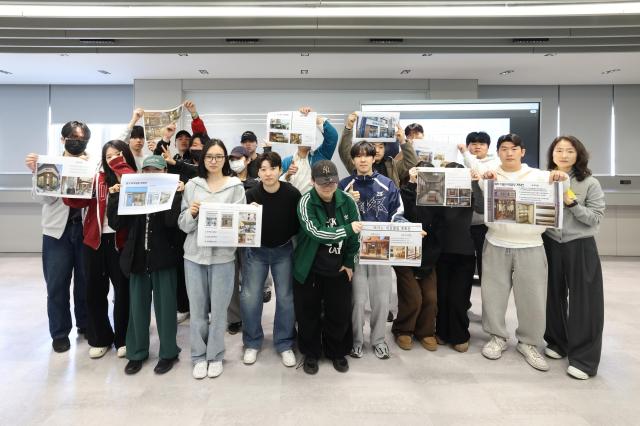 AI를 활용한 지역 상권 리모델링 계획안을 들고 있는 경남정보대 인테리어디자인과 학생들사진경남정보대