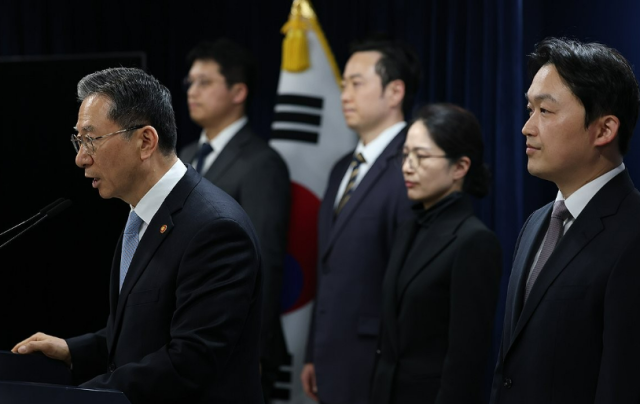 정성호 법무부 장관이 지난달 14일 정부서울청사에서 쉰들러 국제투자분쟁 승소 관련 브리핑을 하고 있다 사진연합뉴스