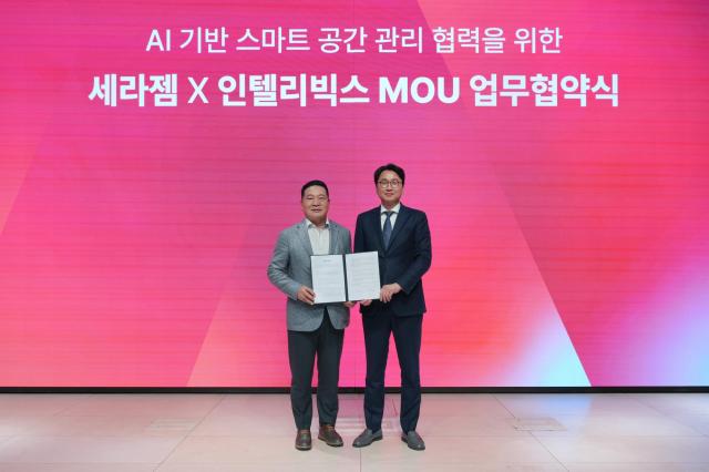  인텔리빅스-세라젬 mou 진행사진 좌최은수 인텔리빅스 대표이사-우이경수 세라젬 대표이사
