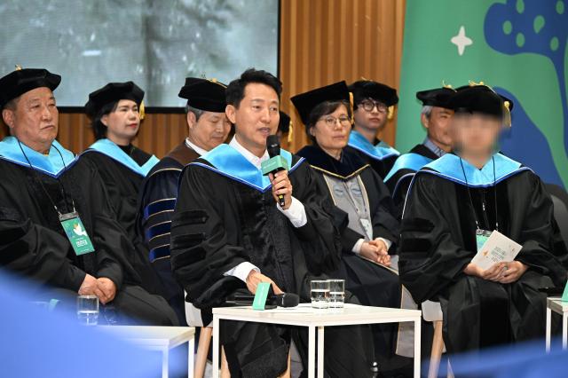 오세훈 서울시장이 지난해 11월 2025 서울시 희망의 인문학 수료식에 참석해 수료생에게 응원의 말을 전달하고 있다 오 시장은 “희망의 인문학은 서울시 약자동행의 가장 상징적 사업”이라고 강조했다 사진서울시
