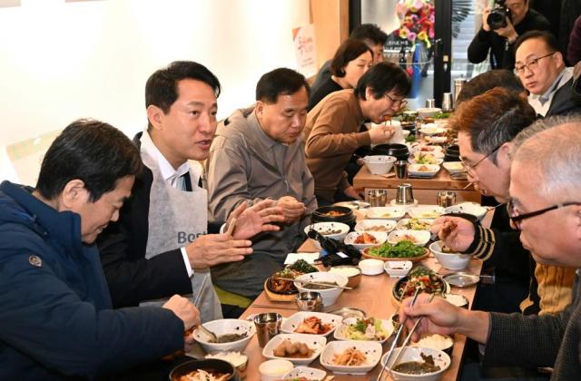 오세훈 서울시장이 지난해 12월 용산구 희망의 인문학 창업지원 사업인 동행스토어 1호점 음식점 정담을 찾아 참석자들과 대화하고 있다 사진서울시