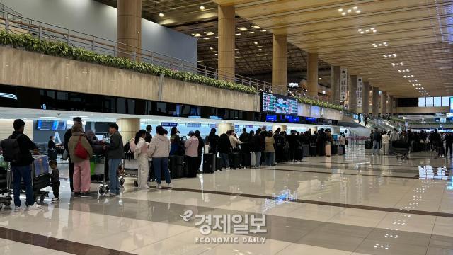 공항 체크인 카운터 앞에 탑승객들이 수하물과 함께 길게 줄을 서서 대기하고 있다 사진전지수 기자