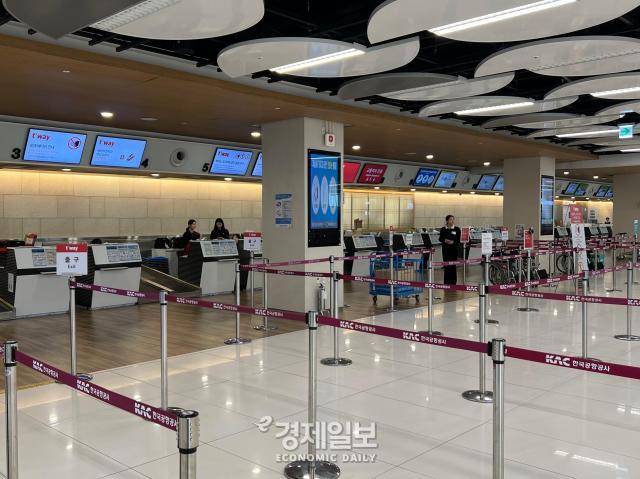 티웨이항공 탑승수속 카운터에 직원들이 자리하고 있다 사진전지수 기자