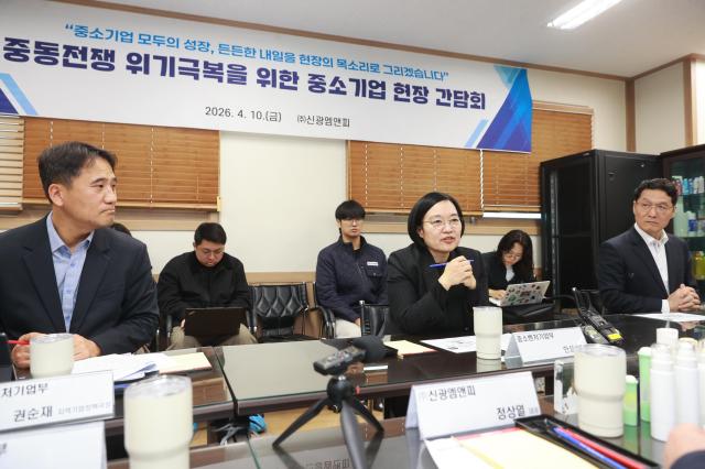 한성숙 중소벤처기업부 장관앞줄 가운데이 10일 플라스틱 사출 업체인 경기 부천시 신광엠앤피에서 열린 중동전쟁 위기 극복을 위한 중소기업 현장 간담회에서 발언하고 있다 사진중기부