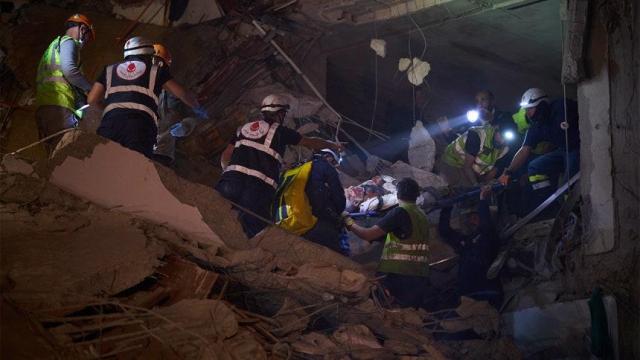 이스라엘 공습으로 붕괴한 레바논 베이루트의 건물에 부상자를 구출하는 응급대원들 사진AP 연합뉴스