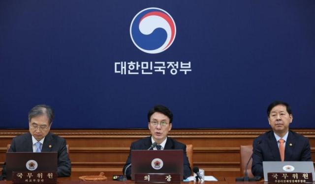 김민석 국무총리가 11일 서울 종로구 정부서울청사에서 열린 임시국무회의에서 발언하고 있다 사진연합뉴스