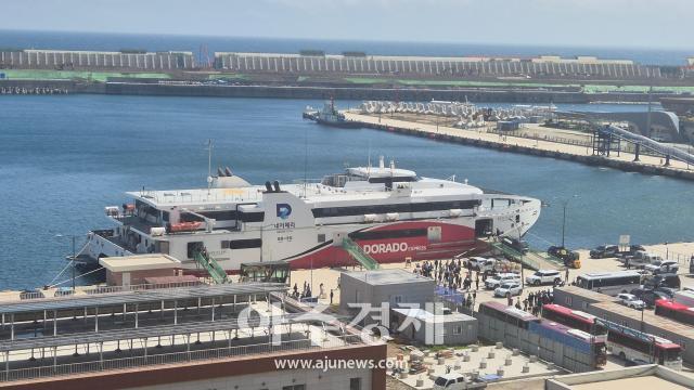 울릉도 사동항에 입항 중인 엘도라도 익스프레스호사진안경호 기자