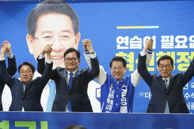 김영록 민주당 전남광주통합시장 예비후보가 11일 송영길 전 민주당 대표 신정훈 의원 강기정 시장과 함께 승리를 다짐하고 있다 사진김영록 선거캠프