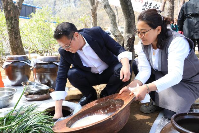 삼척미로단오제 제례에 사용할 신주를 빚는 ‘신주빚기’ 행사가 11일 하거노1리 성황당 일원에서 열리고 있다 사진삼척시