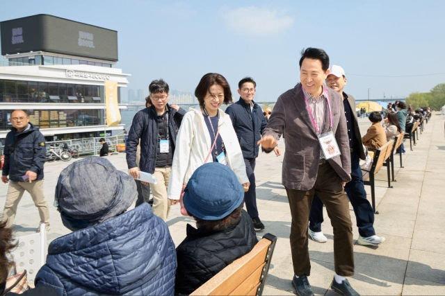 오세훈 서울시장이 11일 여의도 한강공원을 찾아 스프링 페스티벌 현장을 점검하며 시민들과 인사를 나누고 있다 이날 한강 일대는 다양한 체험 프로그램과 봄 축제를 즐기려는 시민들로 붐볐다사진서울시