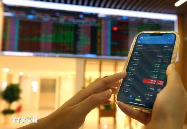 베트남 증시를 확인하는 시민의 모습 사진베트남 통신사