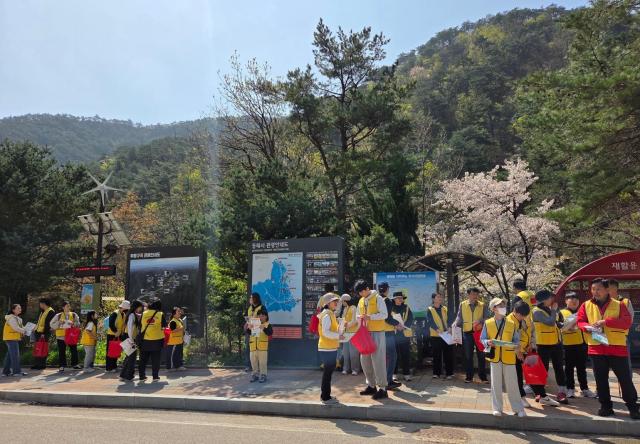 동해시가족봉사단이 산불 예방과 자연 보호를 위한 봉사활동을 펼치고 있다 사진동해시가족봉사단