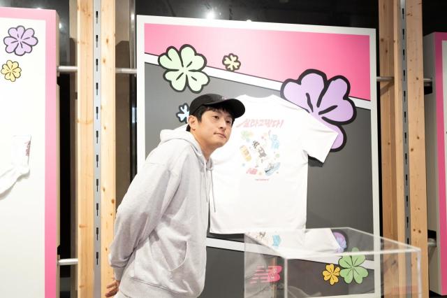 기안84가 뉴발란스 팝업스토어에서 기념사진을 찍고 있다 사진이랜드월드