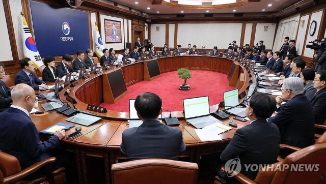 김민석 국무총리가 11일 서울 종로구 정부서울청사에서 열린 임시국무회의를 주재하고 있다 사진연합뉴스