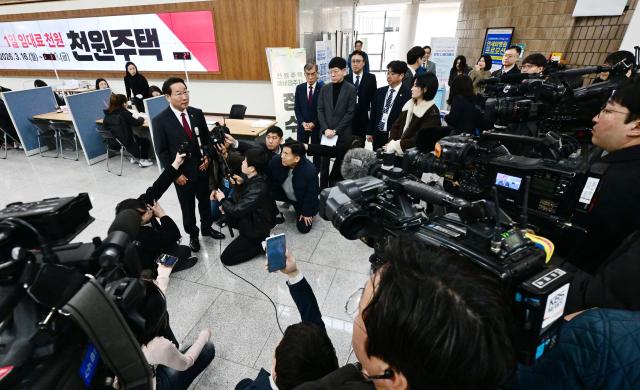 유정복 인천광역시장이 시청 중앙홀에서 천원주택 예비입주자 접수를 받고 언론인터뷰를 하고 있다 사진인천시