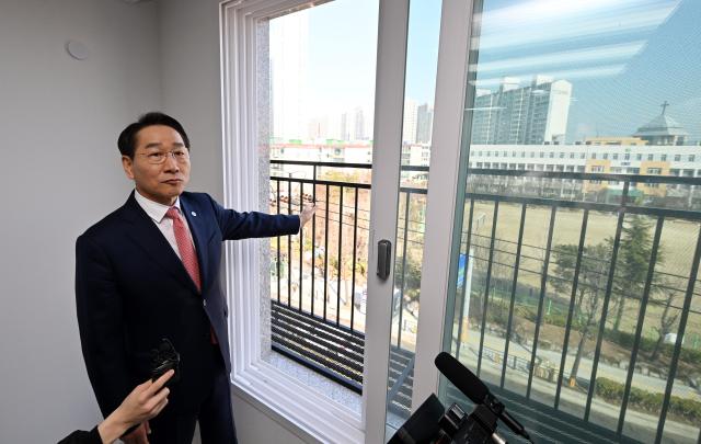 유정복 인천광역시장이 미추홀구 도화동에서 인천형 주거지원 사업인 천원주택매입임대주택 집 내부를 둘러보고 있다 사진인천시