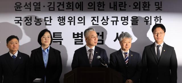 권창영 특별검사가 25일 과천 사무실에서 윤석열ㆍ김건희에 의한 내란ㆍ외환 및 국정농단 행위의 진상규명을 위한 특별검사 사무실 현판식을 마치고 특검보들과 입장발표를 하고 있다 사진연합뉴스 