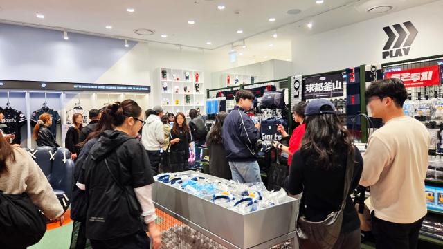 고객들이 서울시 송파구 잠실 롯데월드몰 3층에 오픈한 롯데자이언츠x윌비플레이 매장을 둘러보고 있다 사진롯데백화점